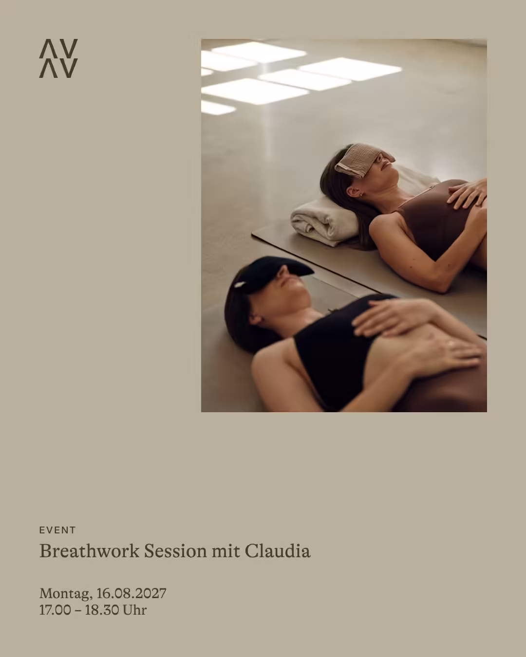 Beigefarbenes Plakat mit Foto und Veranstaltungstext für ein Studio