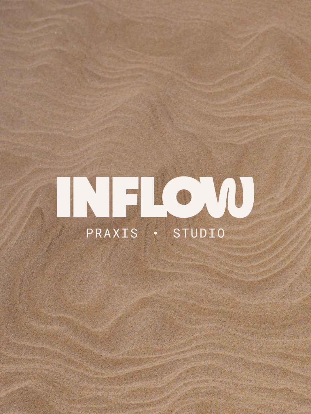 INFLOW Wortmarke „Praxis • Studio“ in Weiß auf sandfarbenem Wellenmuster
