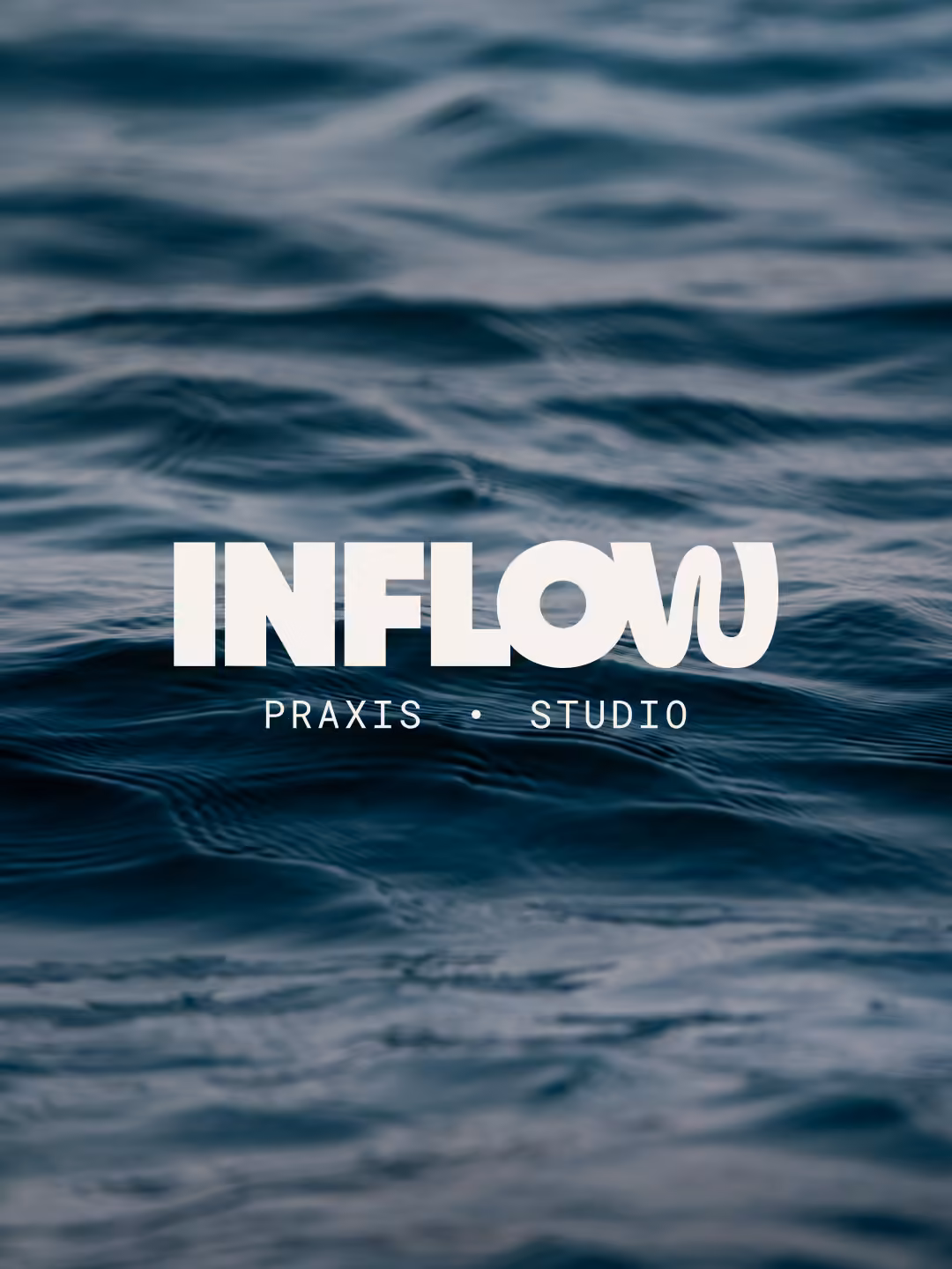 INFLOW-Logo in Weiß auf dunklem Wasser