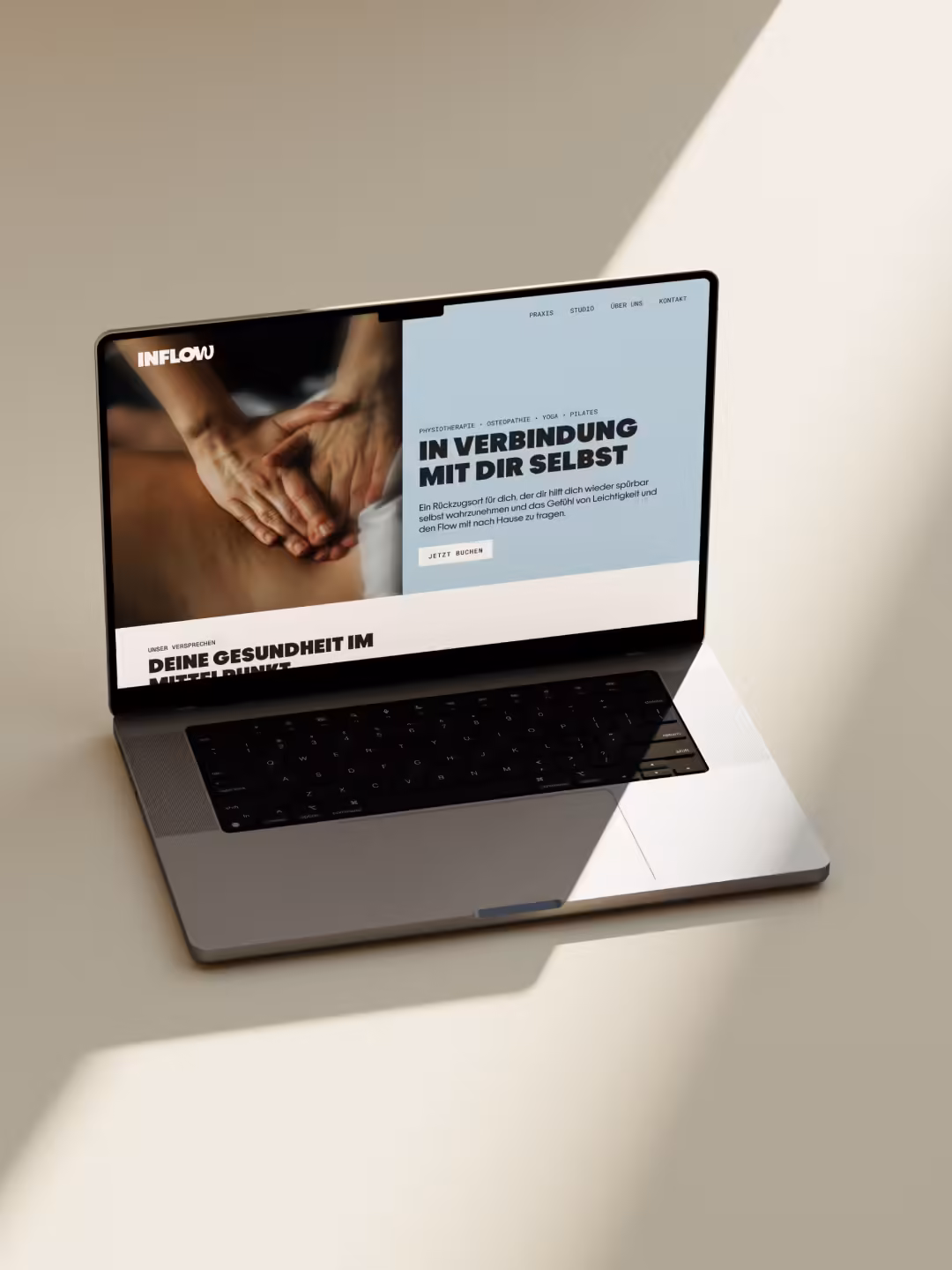 Laptop mit der Website von INFLOW auf hellem Untergrund im Sonnenlicht