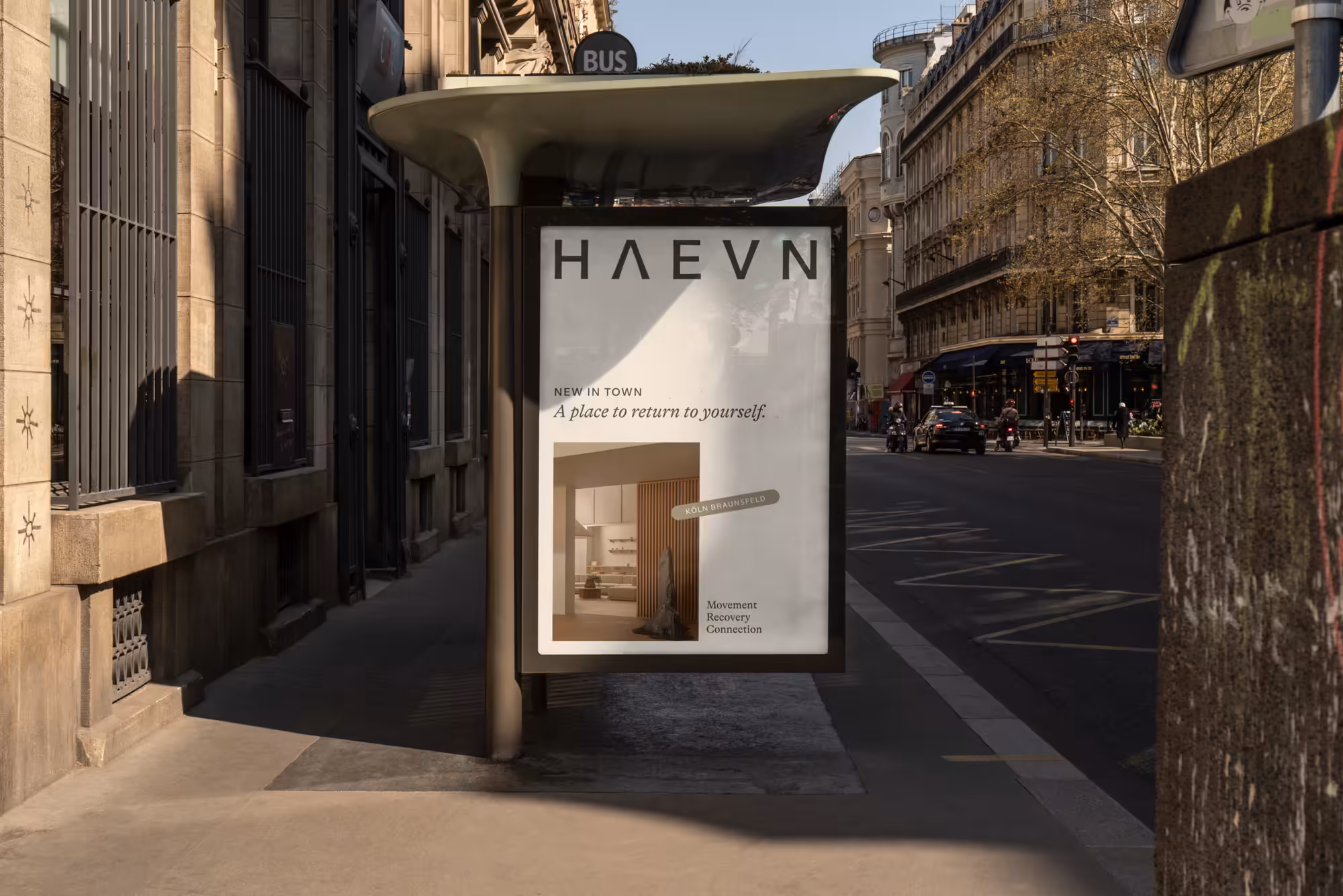 Werbefläche an einer Bushaltestelle mit dem Logo der Marke HAEVN in einer Altstadtstraße