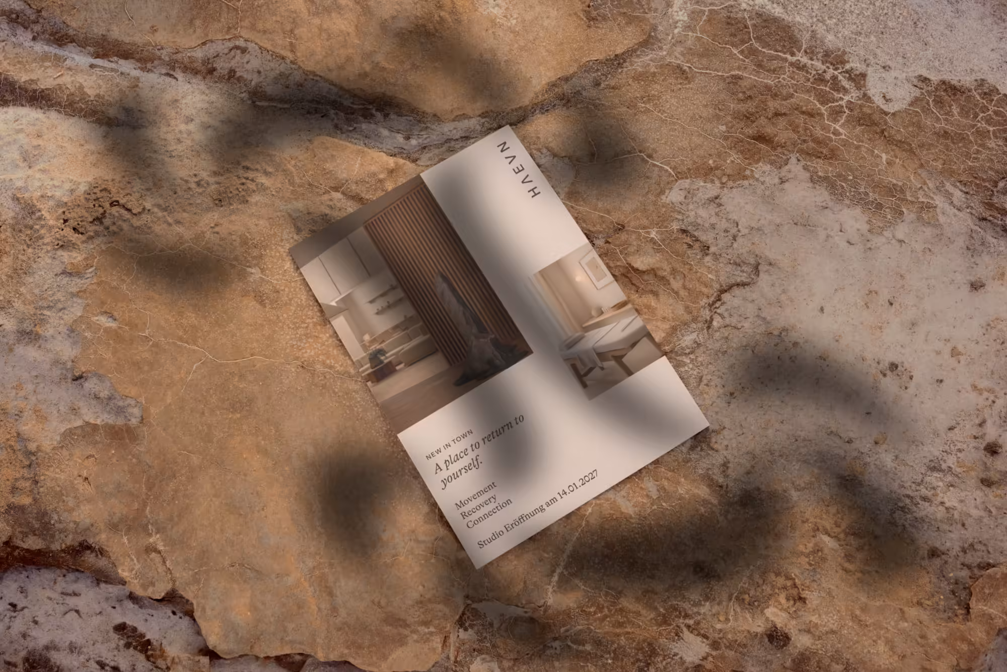 Flyer-Mockup auf Sandboden, von oben fotografiert