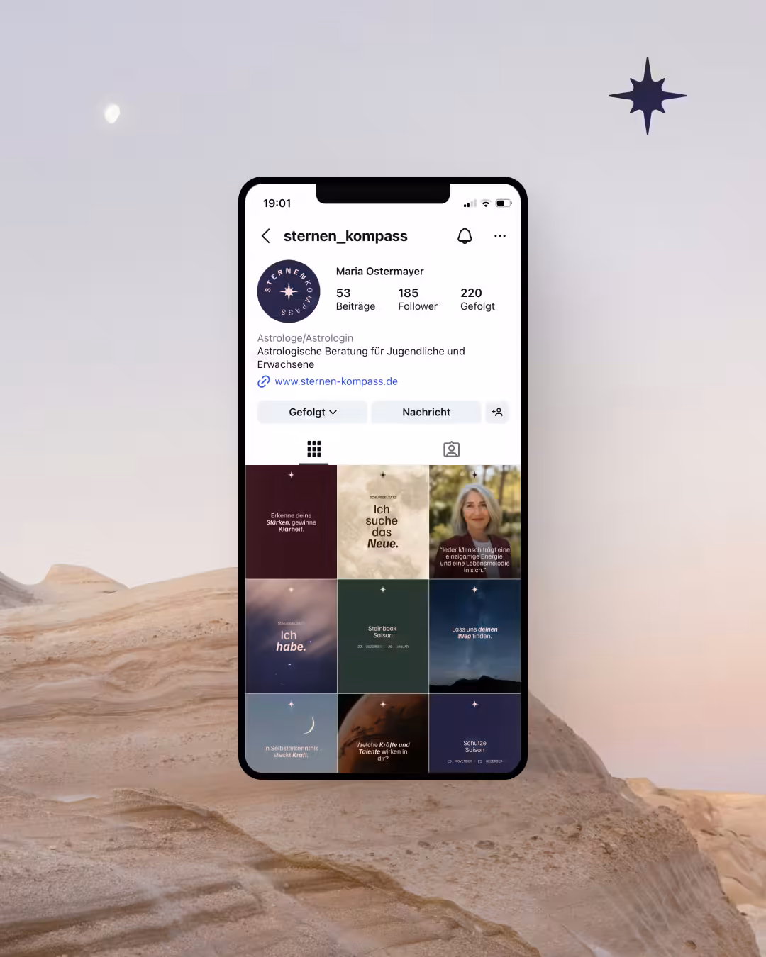 Smartphone mit Instagram-Profil von Sternenkompass vor Sanddünen mit Sternsymbol