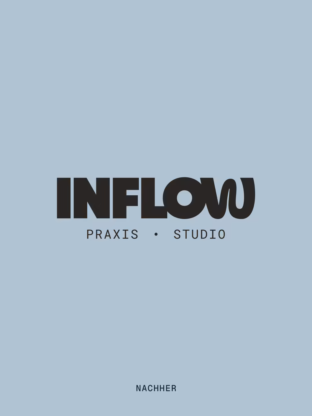 INFLOW Wortmarke „Praxis • Studio“ in Schwarz auf hellblauem Grund, Nachher-Ansicht