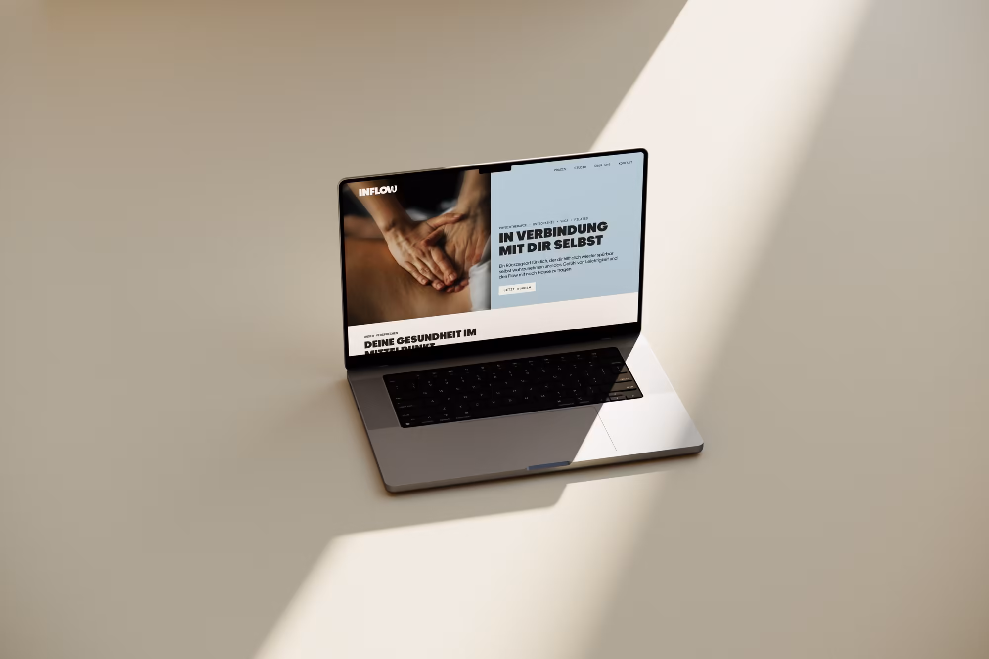 Laptop auf hellem Untergrund mit der INFLOW-Website auf dem Bildschirm