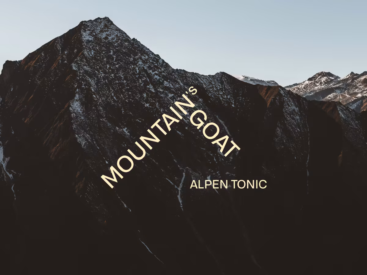Wortbildmarke von Mountain's Goat in Gold vor einer dunklen Berggipfel-Silhouette, darunter der Schriftzug Alpen Tonic